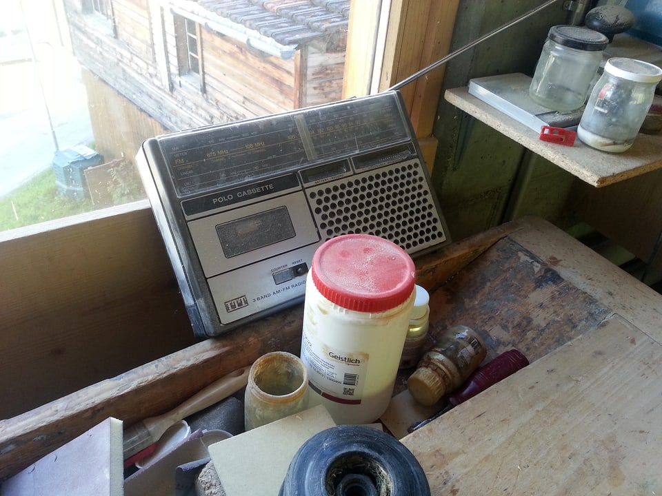Radio auf einer Werkbank.