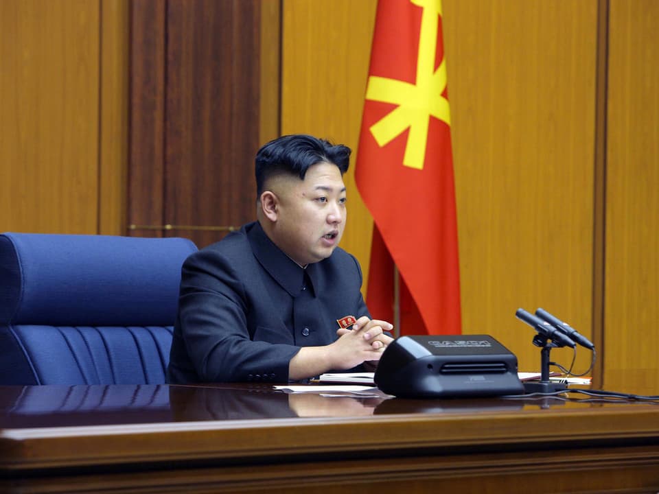 Kim Jong Un an einem Rednerpult.