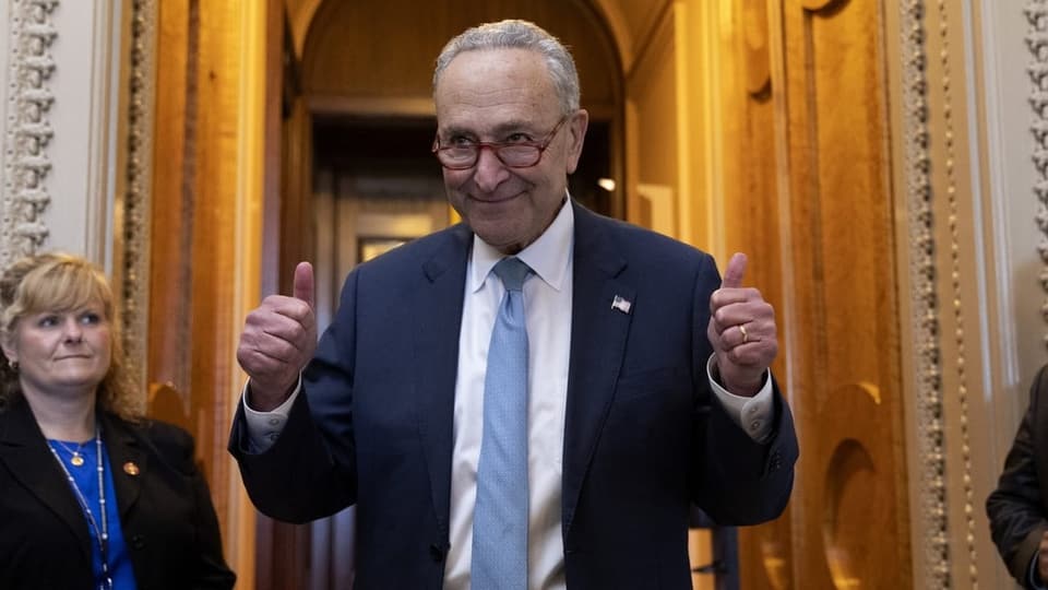 Der Demokratische Mehrheitsführer Chuck Schumer jubelt über die Abstimmung.