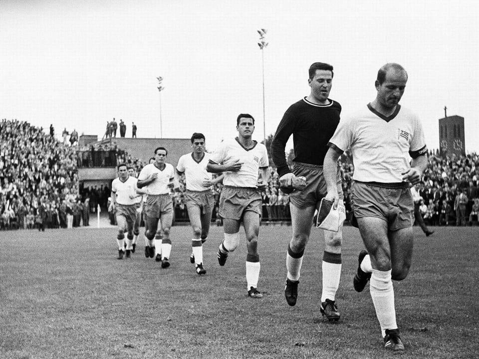 Tasmania Berlin marschiert in der Bundesliga-Saison 1965/66 auf dem Bökelberg ein.