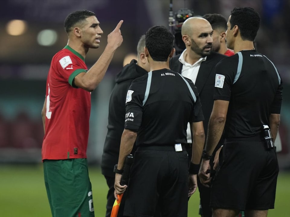 Hakimi diskutiert mit Schiedsrichtern