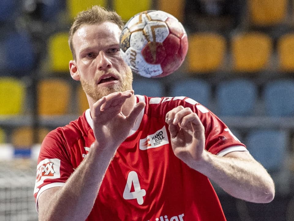 Der Schweizer Handballer Lenny Rubin am Ball