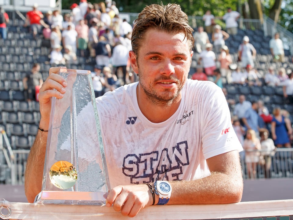 Stan Wawrinka 2017 mit dem Pokal in Genf. 