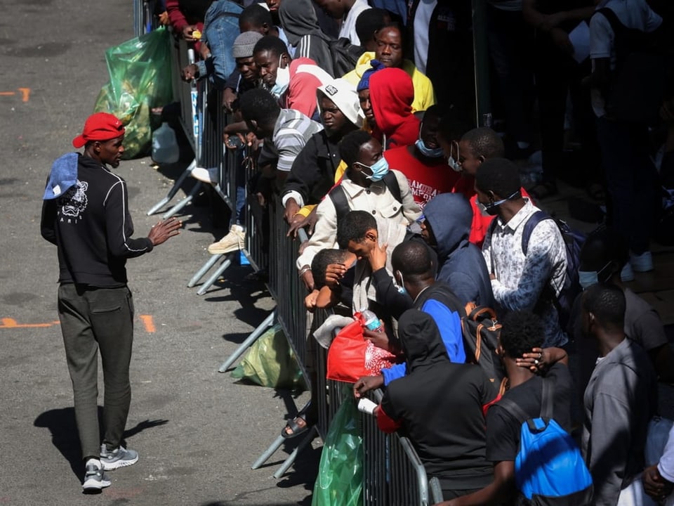 Migrantinnen und Migranten vor dem Rossevelt Hotel.