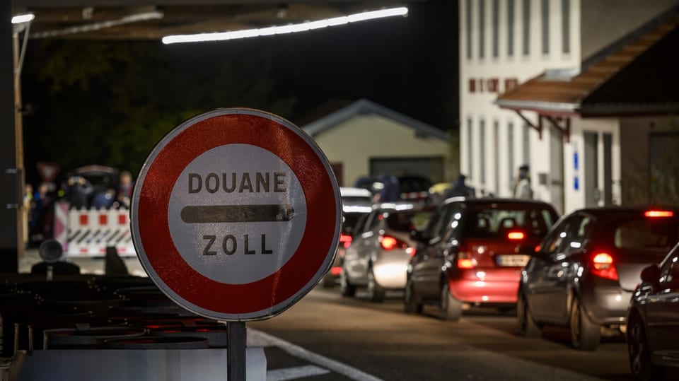 Der Grenzübergang zwischen Frankreich und der Schweiz im neuenburgischen Le Locle. Eine Zolltafel und viele Autos.
