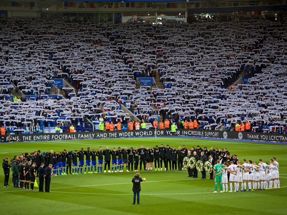 Fans und Spieler bei einer Trauerminute für den verstorbenen Leicester-Besitzer Vichai Srivaddhanaprabha.