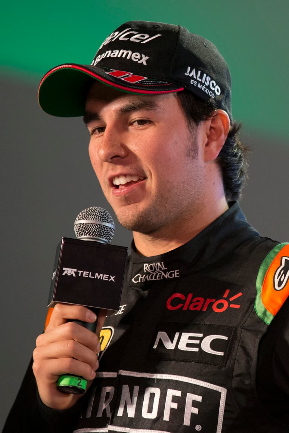 Sergio Perez mit Mikrofon.