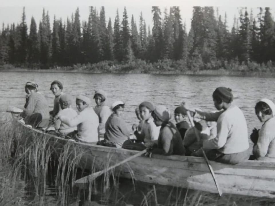 10 Personen in einem Boot auf einem Fluss