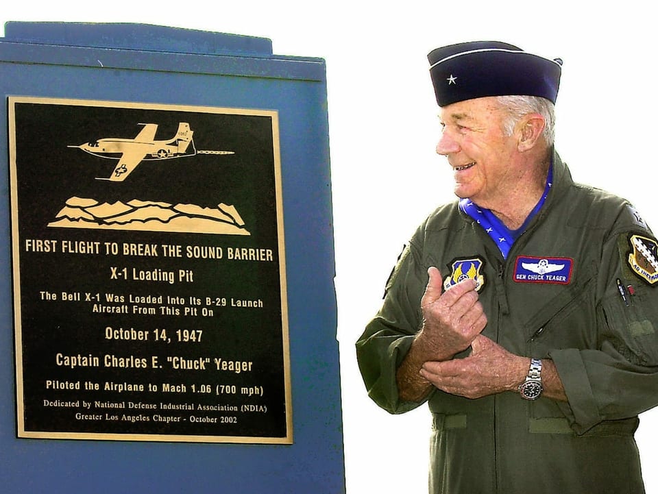 Chuck Yeager empfängt Ehrenplakette 2002