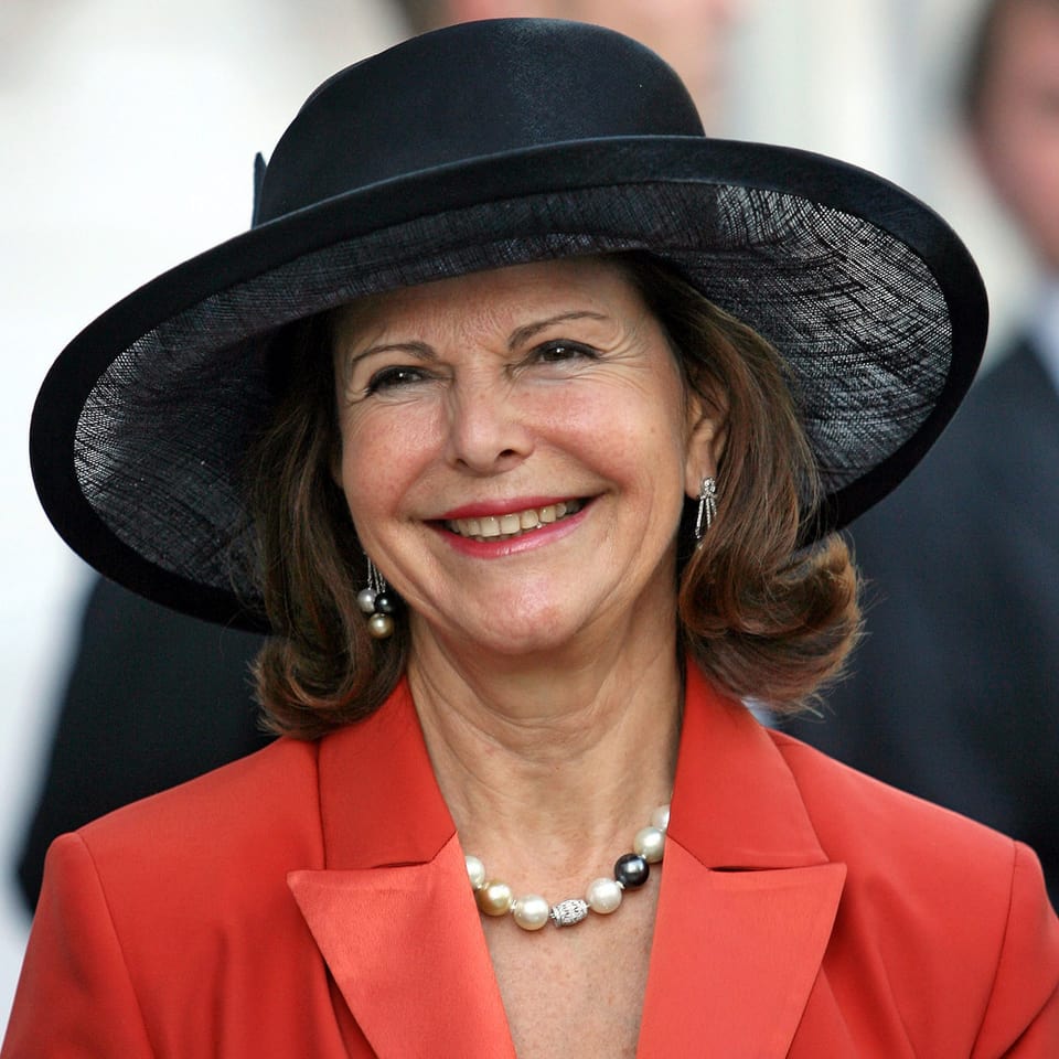 Königin Silvia mit schwarzem Hut.