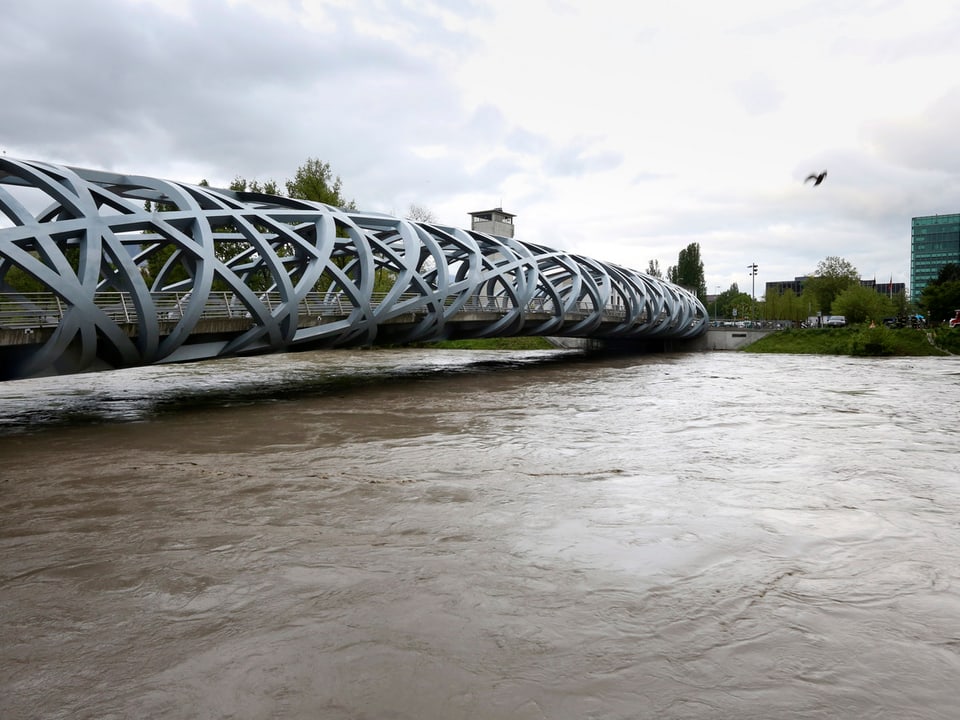 Die Stahlkonstruktion der Wilsdorf-Brücke nur ganz knapp über dem Wasser. 