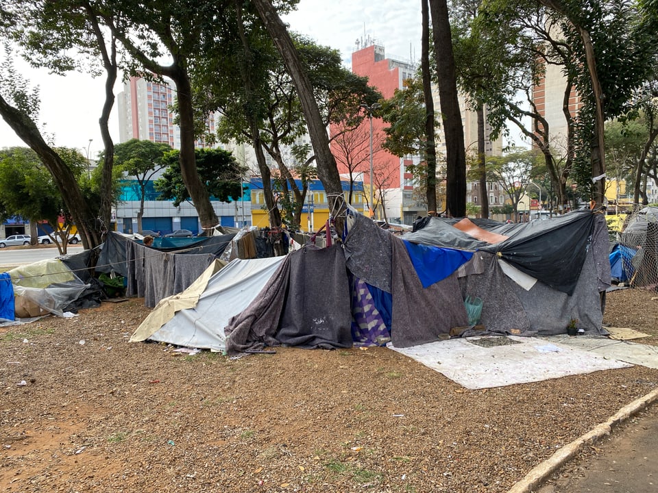 So leben obdachlose Menschen auf dem Platz Princesa Isabel im Herzen von São Paulo.