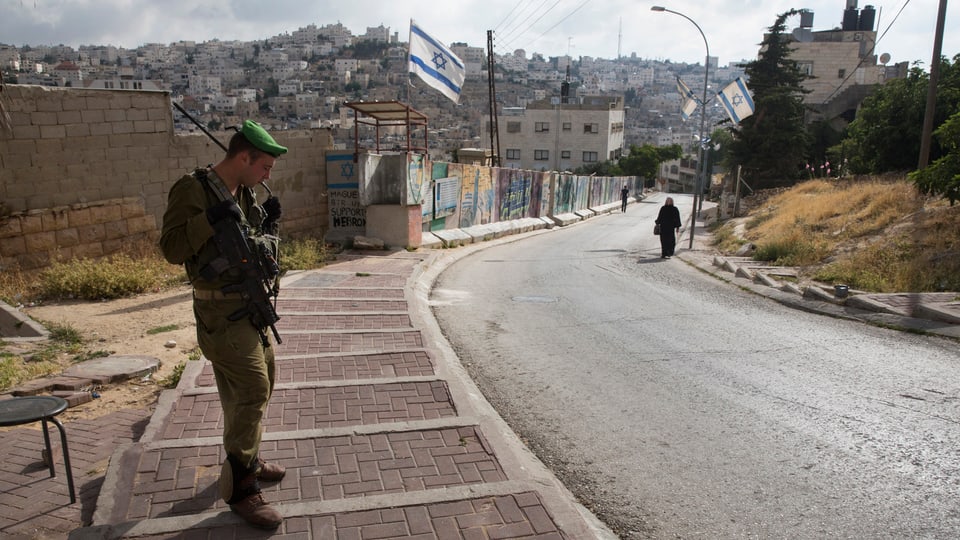 Ein israelischer Soldat bewacht eine jüdische Enklave in Hebron in der Westbank.