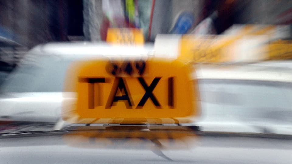 Logo auf dem Dach eines Stadtzürcher Taxis.