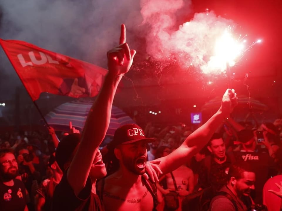 Lula-Anhängerinnen und -Anhänger feiern 
