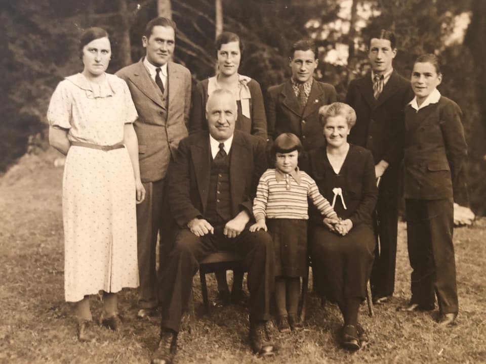 Familienfoto mit 7 Kindern und Vater und Mutter.