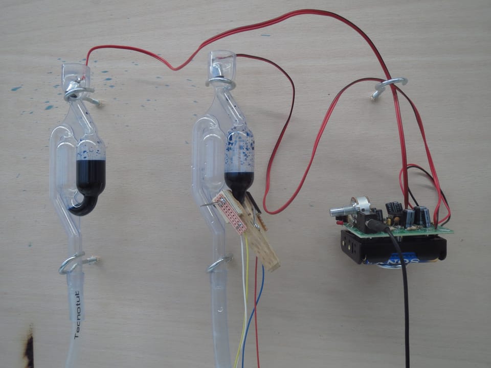 Eine Apparatur mit blauer Flüssigkeit.