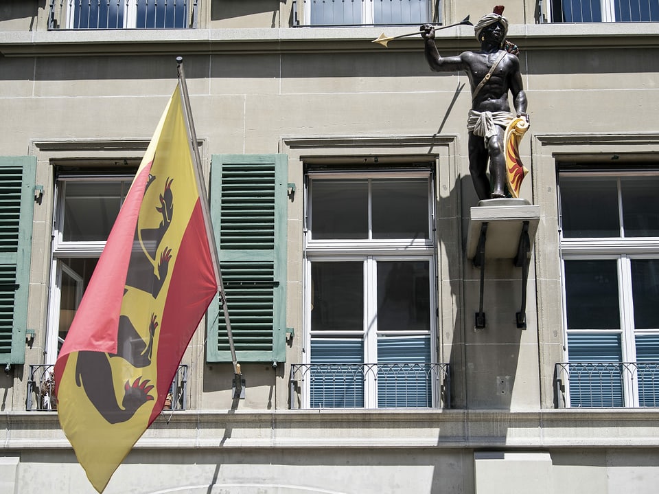 Das Gebäude der Zunft zum Mohren in Bern mit der Statue eines afrikanischen Kriegers.