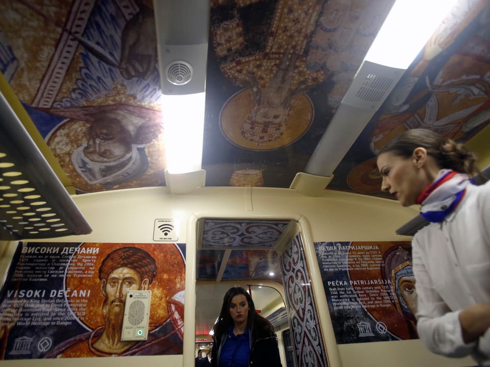 Religiöse, serbisch-orthodoxe Bilder im Innern eines Zuges.