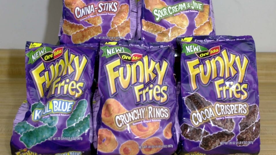 Fünf Tüten mit verschiedenen Chips der Marke Funky Fries.