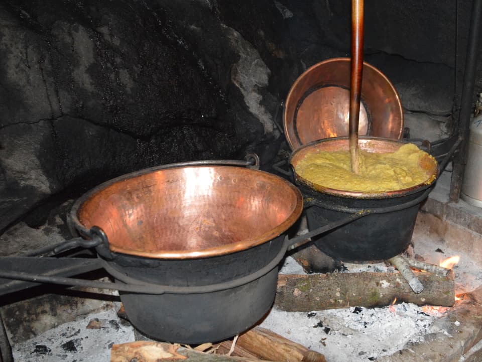 Kochstelle über offenem Feuer mit Polenta in den Töpfe. 