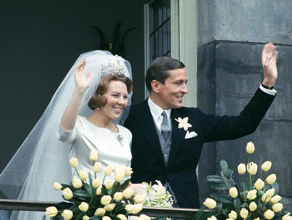 Beatrix und Claus von Amsberg nach ihrer Hochzeit winkend auf dem Balkon.