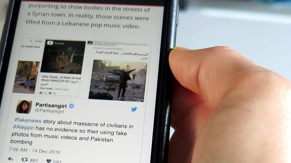 Hand hält Handy mit Vocative-Artikel