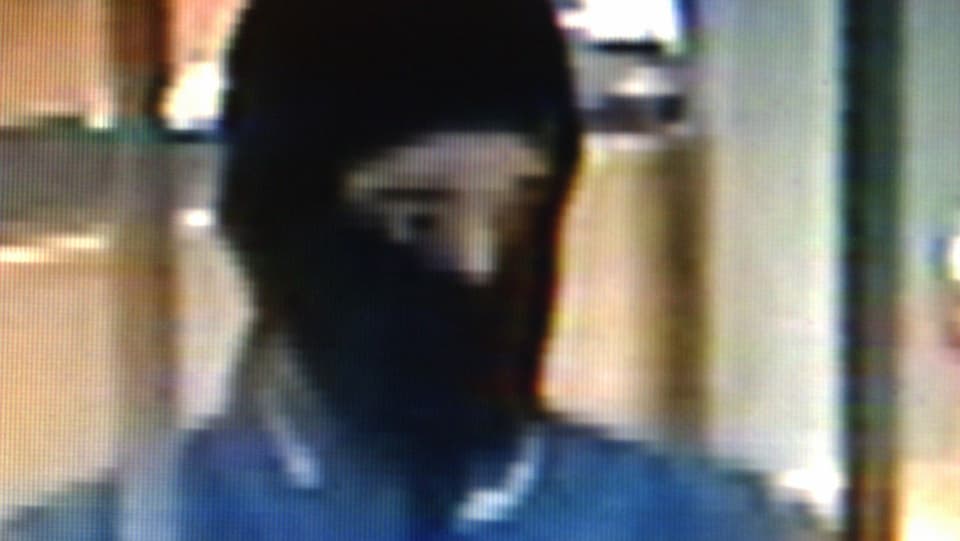 Das Polizeibild zeigt einen maskierten Mann.