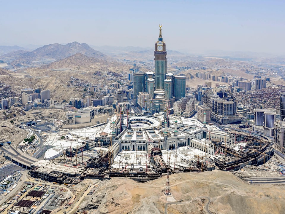 Blick von oben auf das Zentrum Mekkas mit Tausenden von Pilgern
