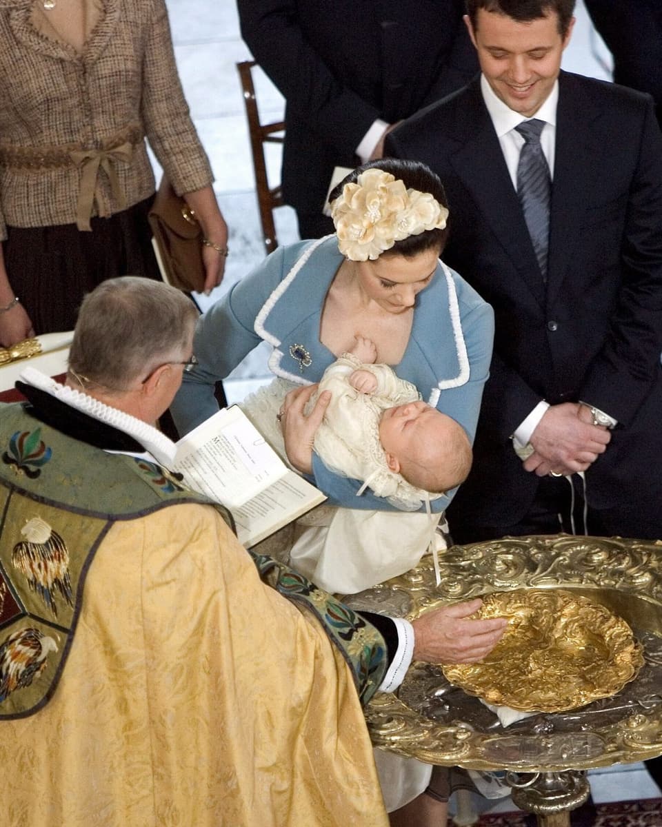 Prinz Christian, Prinzessin Mary und Kronprinz Frederik am Taufbecken