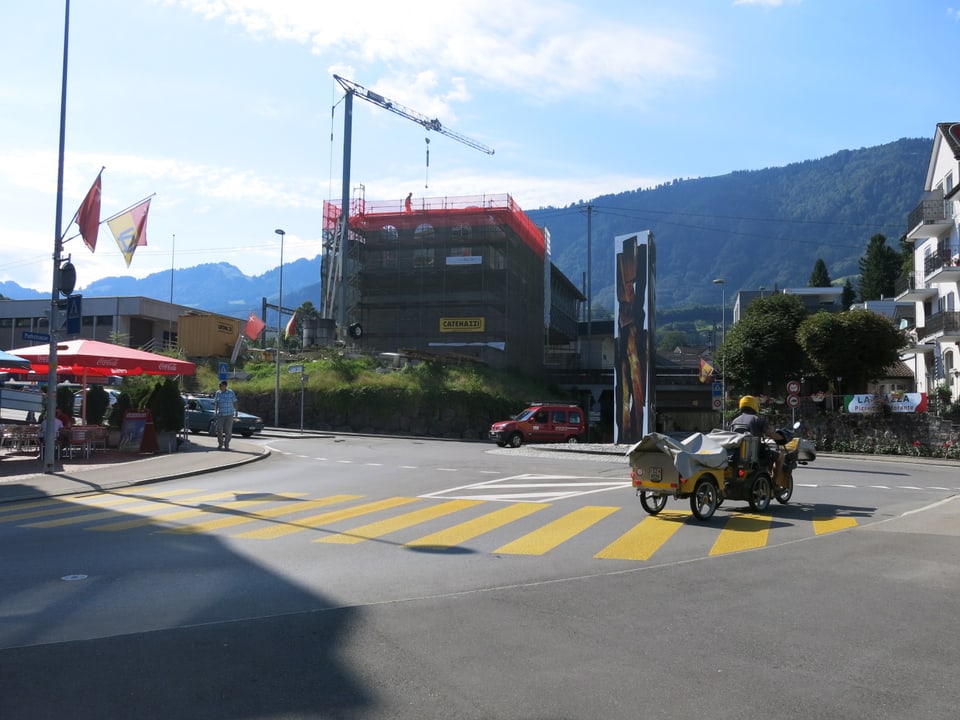 Ein Strassenkreisel in Goldau, im Hintergrund wird gebaut.