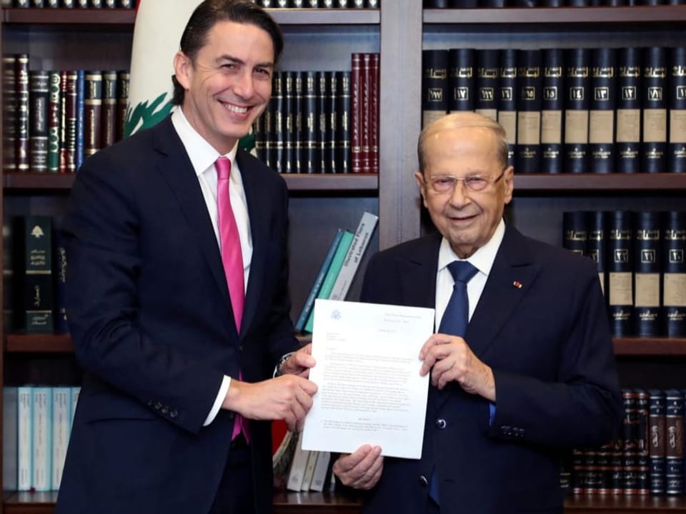 Aoun und Hochstein halten das unterschriebene Dokument für ein Foto gemeinsam in den Händen und zeigen es.