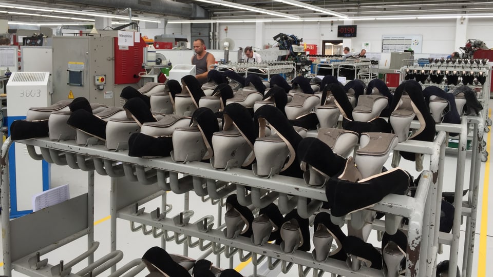 Blick in einen Raum einer Schuhfabrik