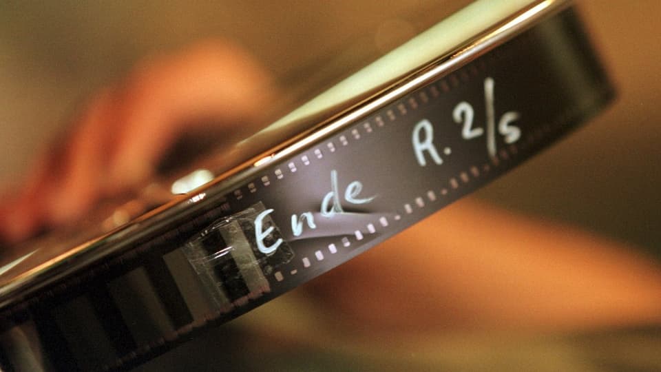 Auf Rolle gewickelter Filmstreifen, mit weissem Stift wurde «Ende R. 2/5» darauf geschrieben.