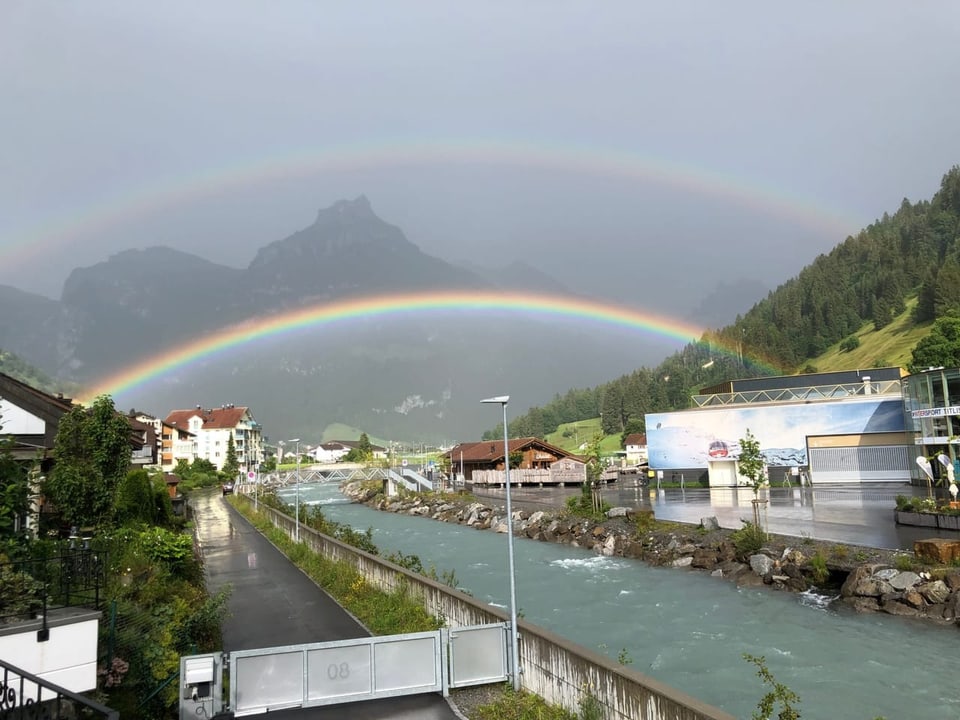 Dieser tolle Regenbogen sieht aus wie eine neue Brücke über der Aa in Engelberg