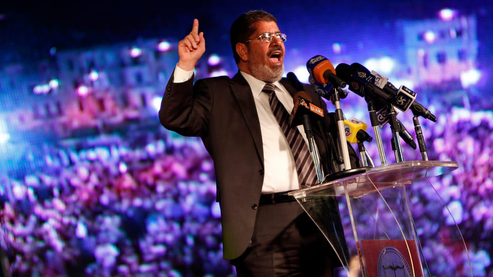 Mursi bei einer Rede, dahinter eine Volksmenge.