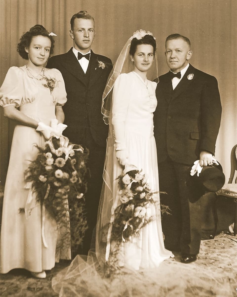 Alte sepiafarbene Fotographie, darauf abgebildet ein Hochzeitspaar mit den Trauzeugen daneben. 