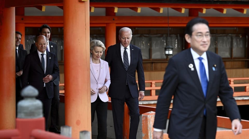Japans Premierminister Fumio Kishida schreitet beim G7-Gipfel voran