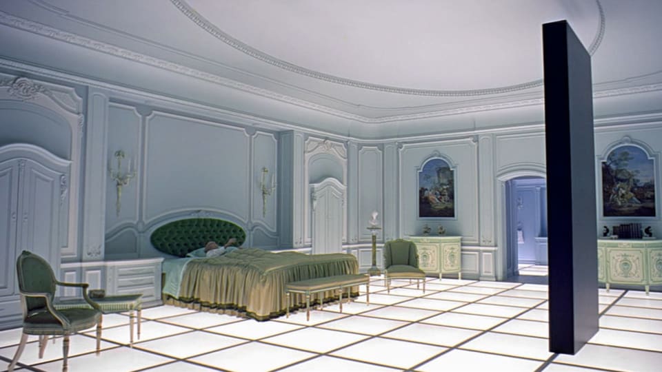 Szene aus «2001 – A Space Odyssey» mit dem rätselhaften, schwarzen Monolith im weissen Zimmer.