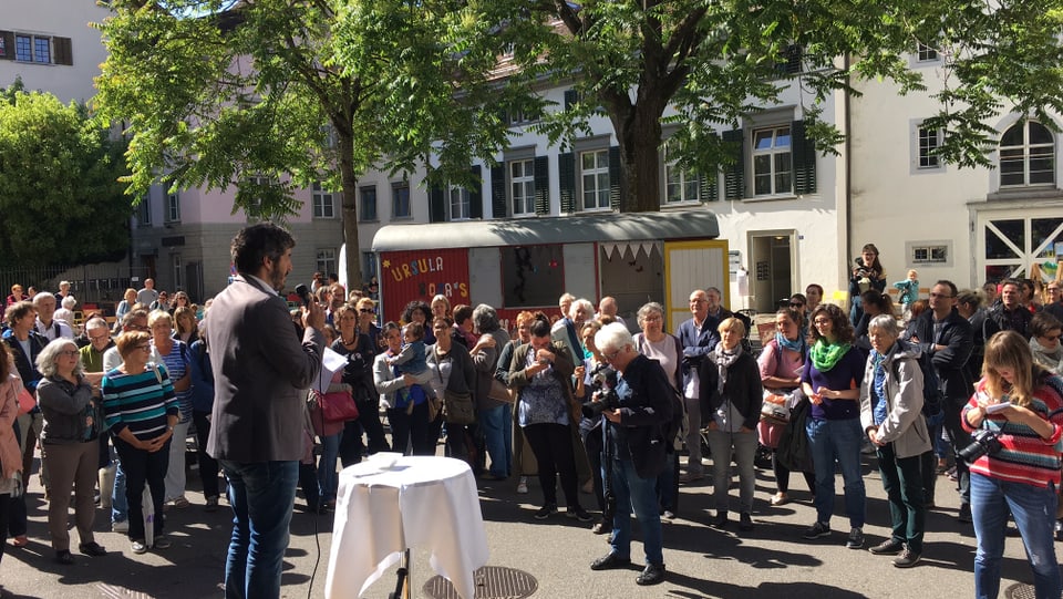 Stadtrat Simon Stocker eröffnet das Familienzentrum am Schaffhauser Kirchhofplatz.