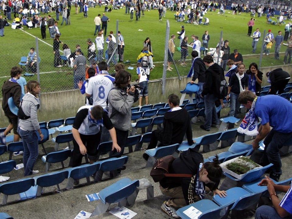 Das alte Hardturm-Stadion nach dem letzten Spiel am 1.9.2007. Fans demontieren die Sitze.