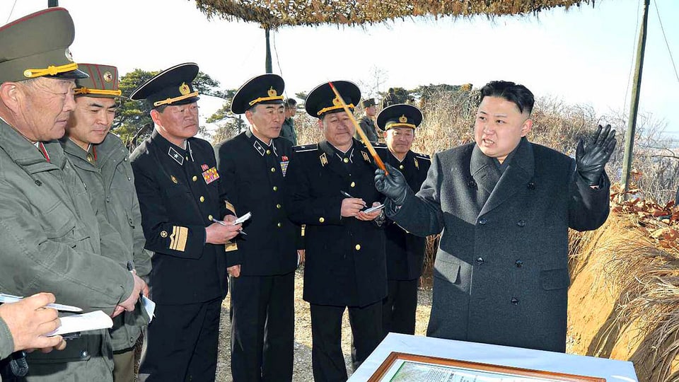Kim Jong Un mit Armee-Chefs. 