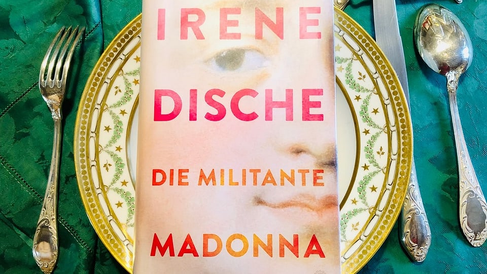 Der Roman «Die militante Madonna» von Irene Dische liegt auf einem goldenen Teller