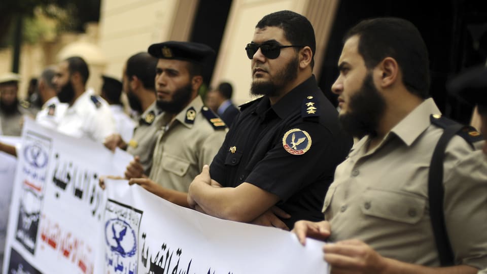 Polizisten und Beamte demonstrieren vor dem Aussenministerium in Kairo