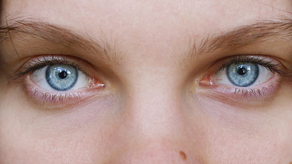 Eine Nahaufnahme von blauen Augen