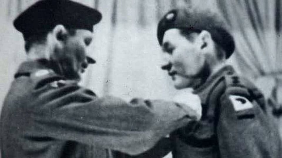 Feldmarschall Montgomery verleiht Bramall eine Medaille nach den Kämpfen in der Normandie.