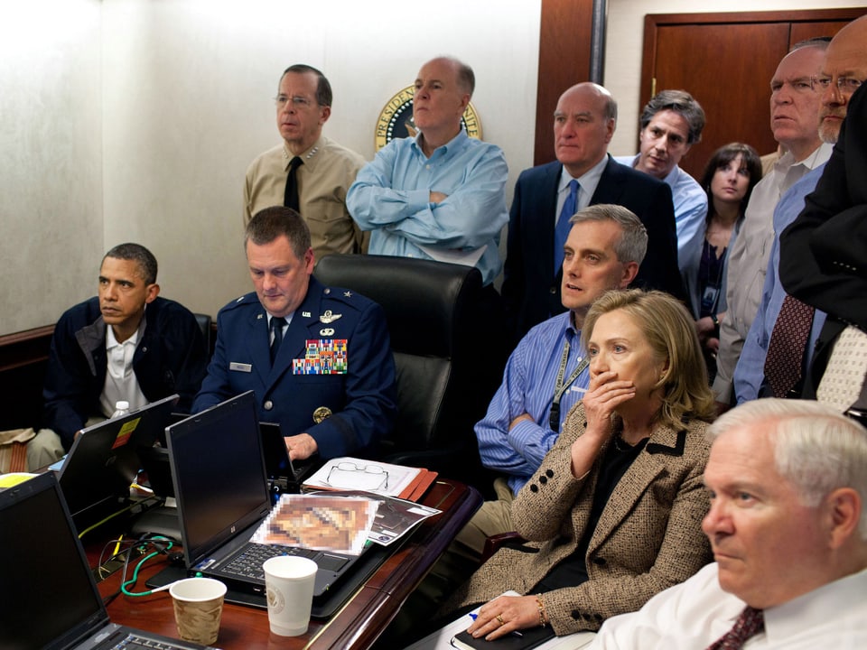Obama verfolgt den Einsatz gegen Usama bin Laden in Pakistan vom Situation Room des weissen Hauses aus.