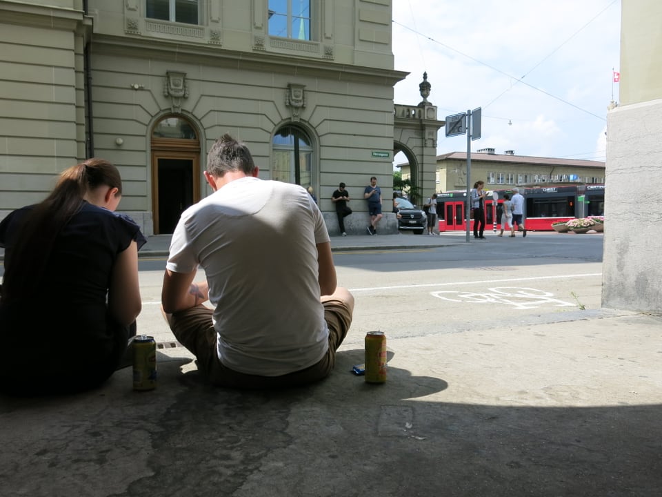 Zwei «Pokémon Go»-Spieler sitzen in einer Laube an der Herrengasse.