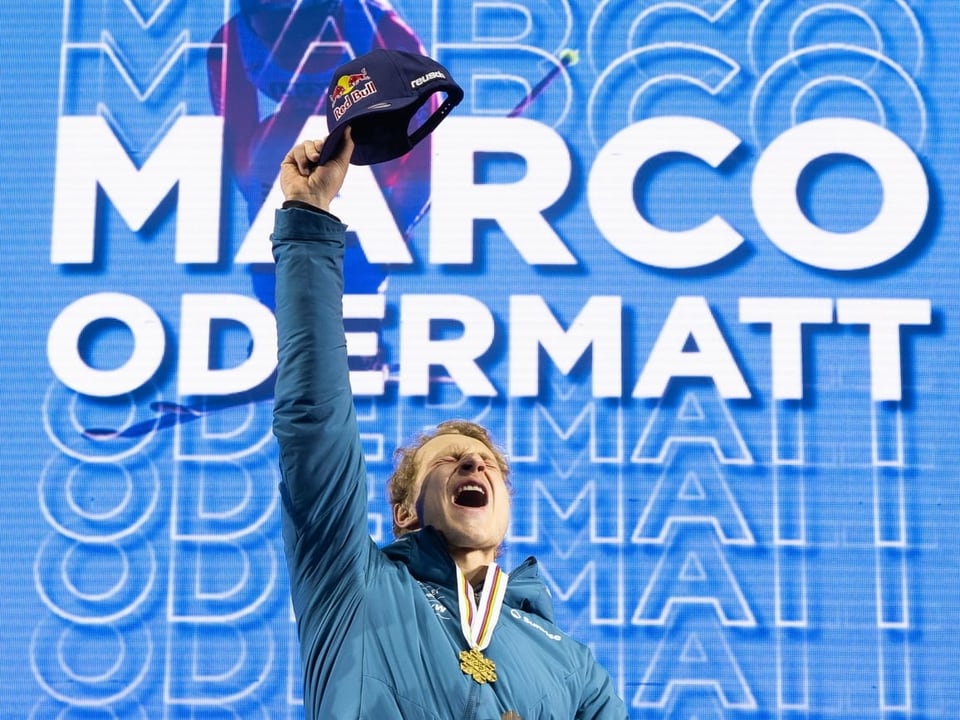 Marco Odermatt jubelt über die WM-Goldmedaille
