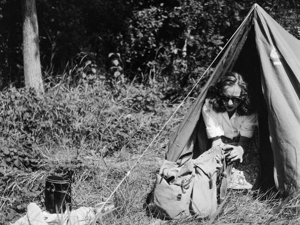 Eine junge Frau beim Camping an einem See in der Schweiz, aufgenommen im Sommer 1946.